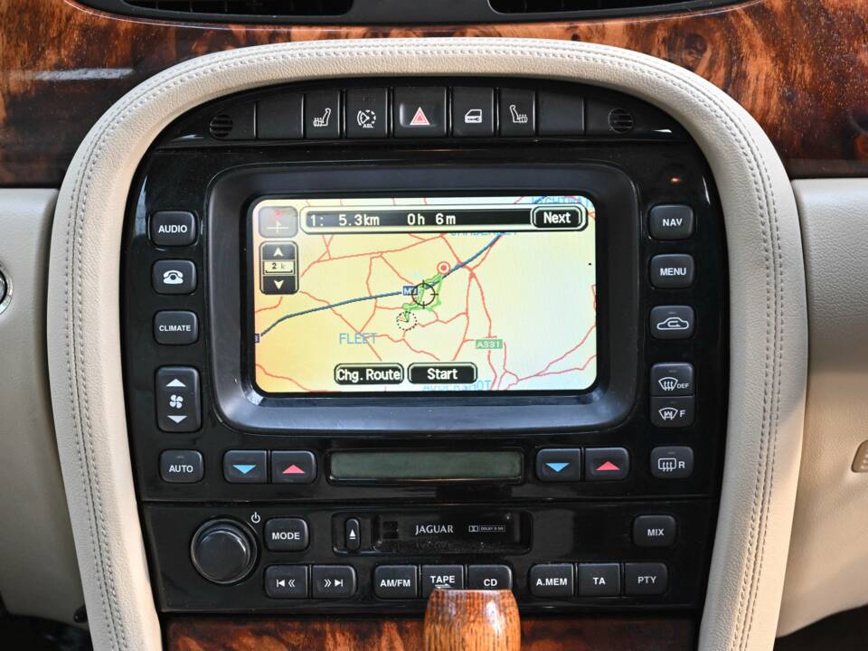 Image 37/50 of Jaguar XJ 8 4.2 (2006)