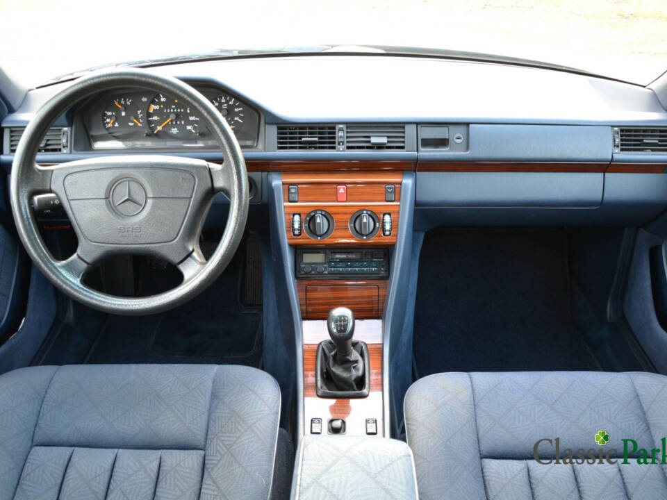 Image 12/39 of Mercedes-Benz 200 D (1993)