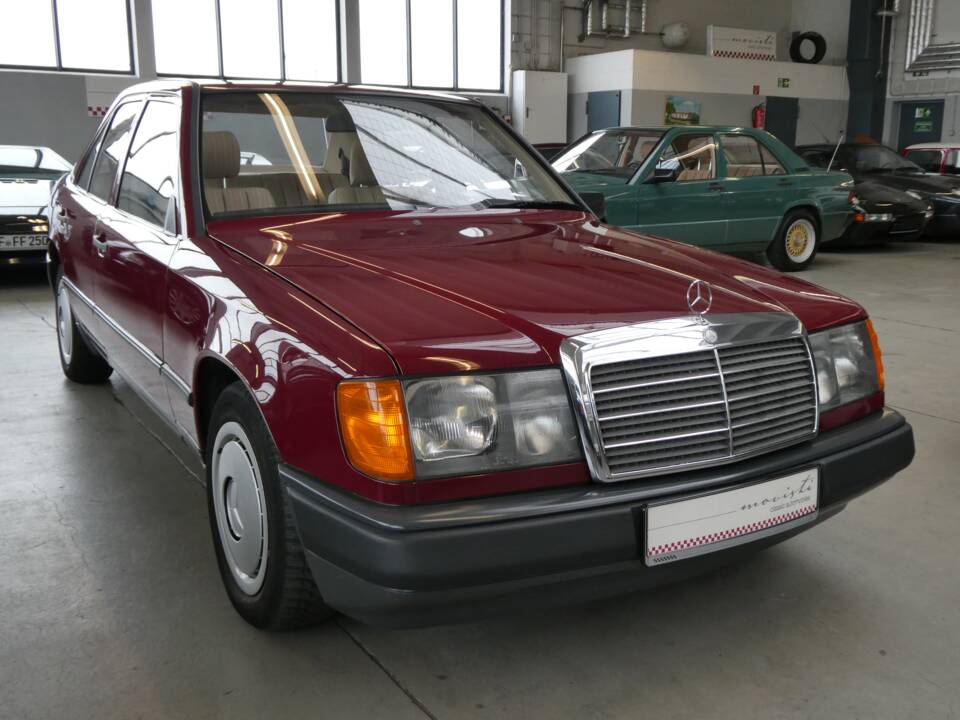 Immagine 24/42 di Mercedes-Benz 200 D (1987)