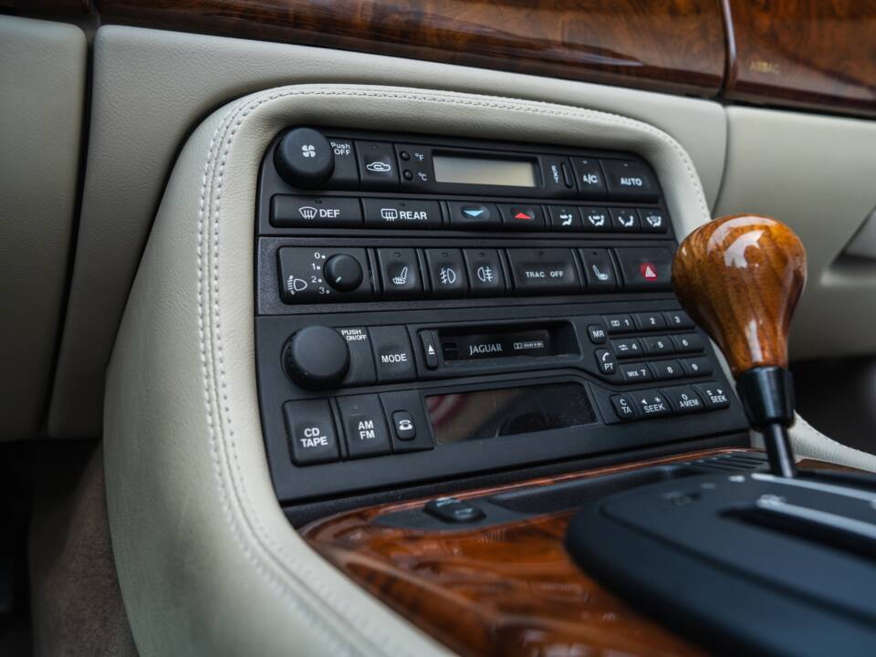Image 50/91 de Jaguar XK8 4.0 (2000)