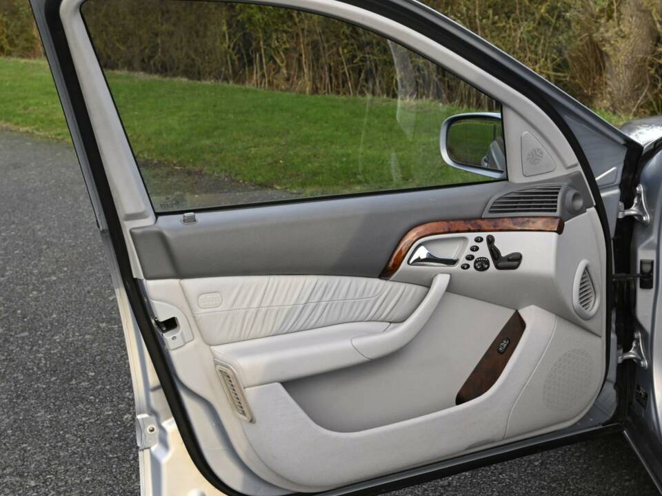 Image 49/50 de Mercedes-Benz S 500 L (2001)