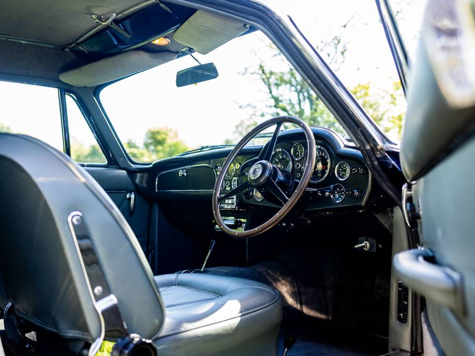 Image 30/62 of Aston Martin DB 6 (1967)