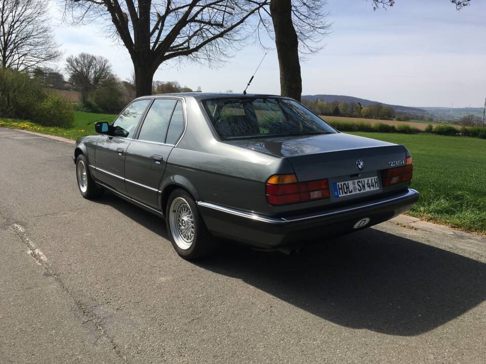 Image 20/22 of BMW 735i (1988)