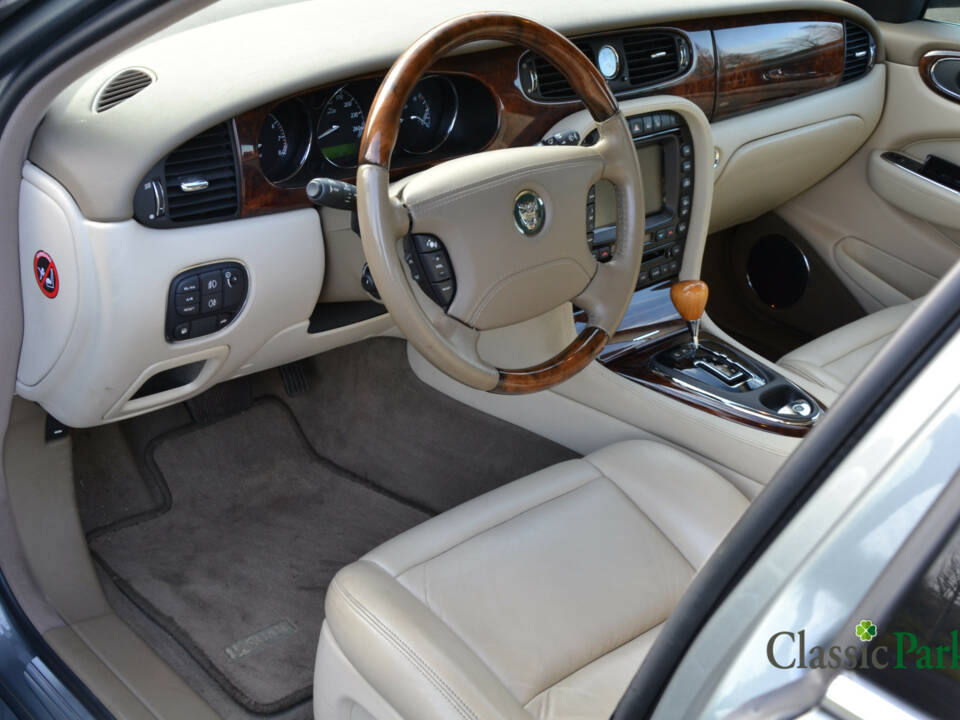 Image 10/50 of Jaguar XJ 8 3.5 (2003)