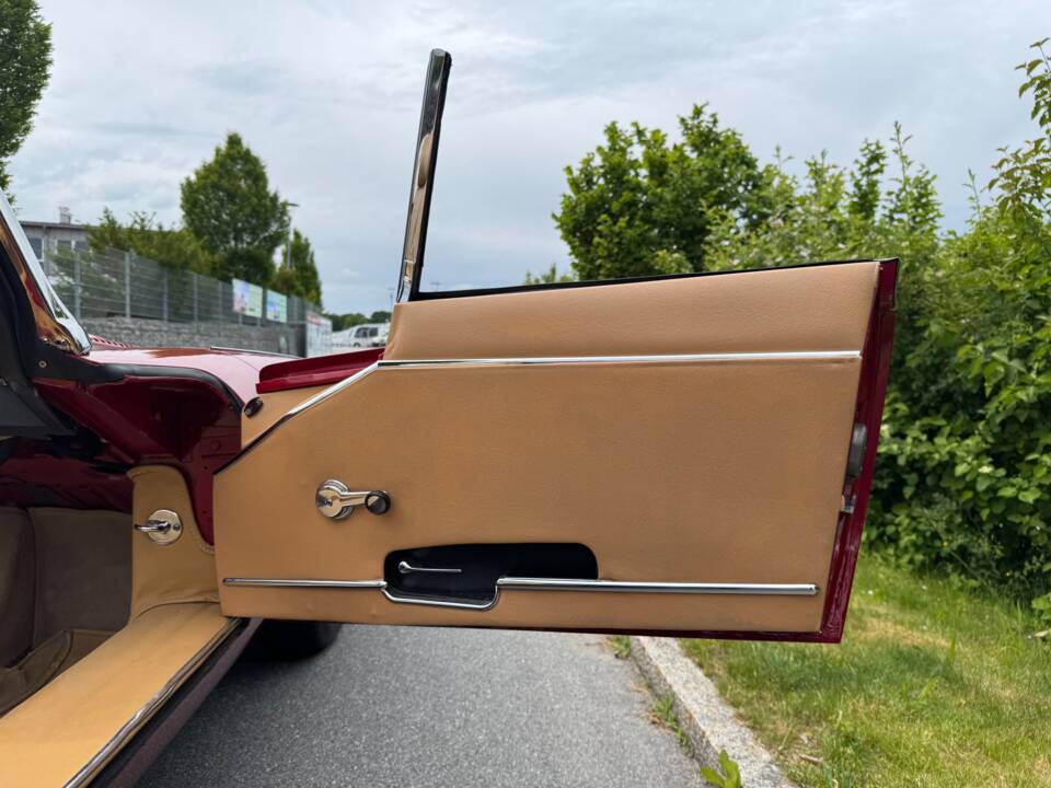 Image 23/35 of Jaguar E-Type (1969)