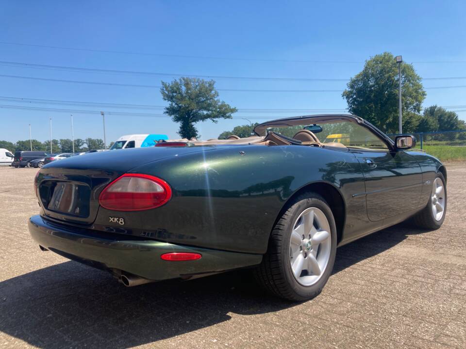 Image 2/33 of Jaguar XK8 4.0 (1997)