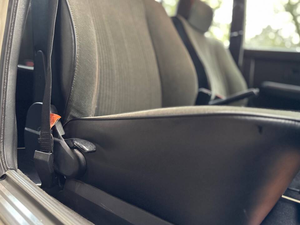 Bild 36/47 von BMW 528i (1986)