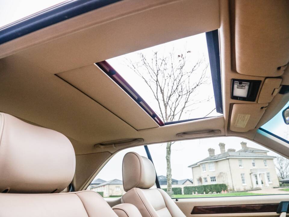 Immagine 35/47 di Mercedes-Benz E 220 (1995)