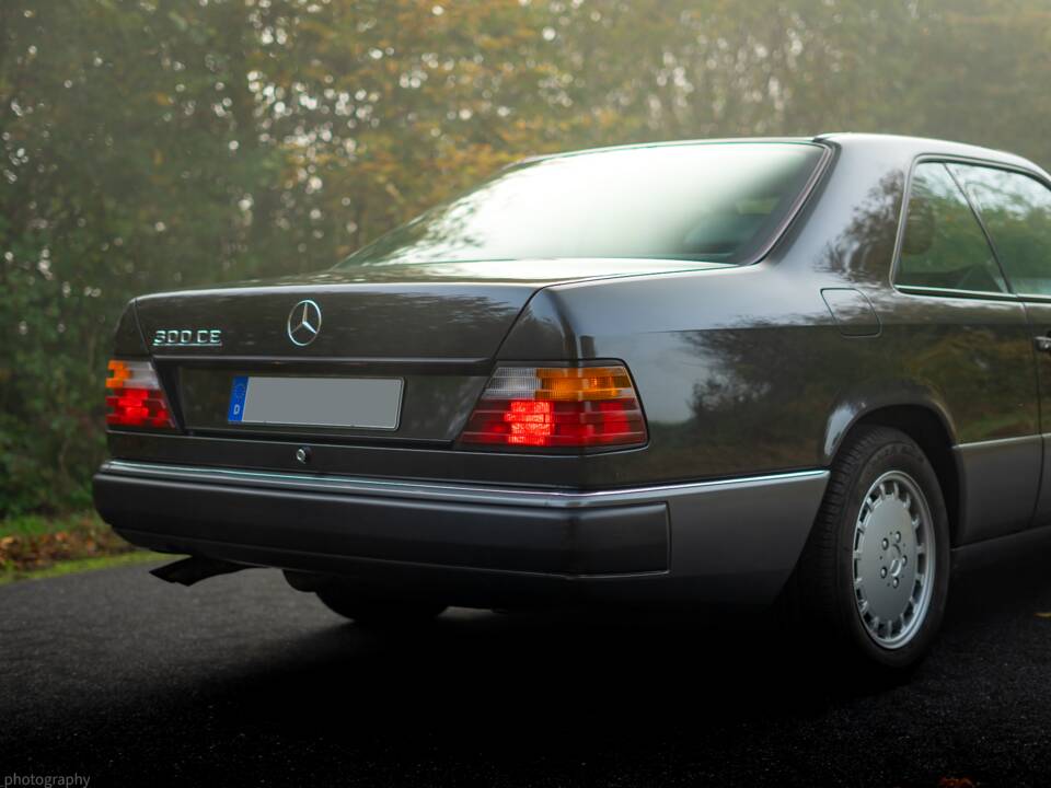 Image 15/36 de Mercedes-Benz 300 CE (1990)