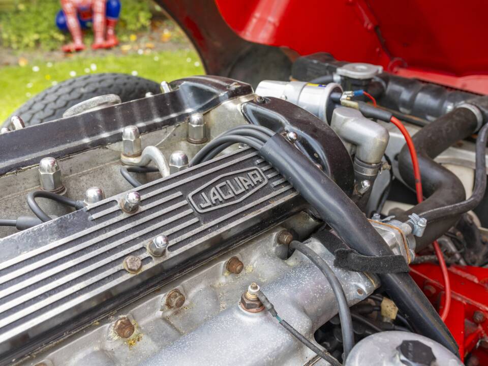 Image 14/20 de Jaguar E-Type (1969)