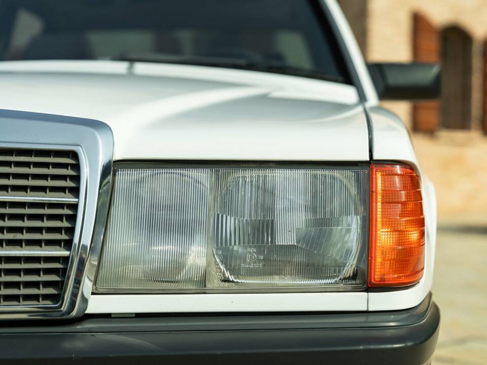 Image 22/45 of Mercedes-Benz 190 E (1987)