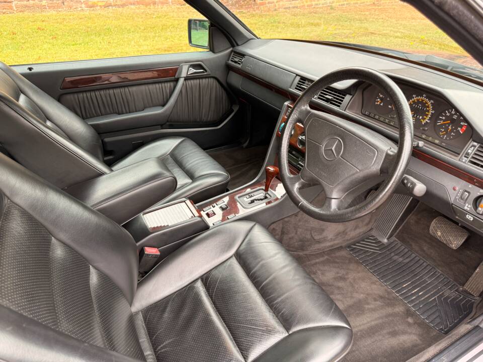Bild 16/32 von Mercedes-Benz E 220 (1996)