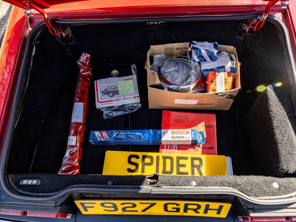 Afbeelding 30/50 van Alfa Romeo 2.0 Spider (1989)