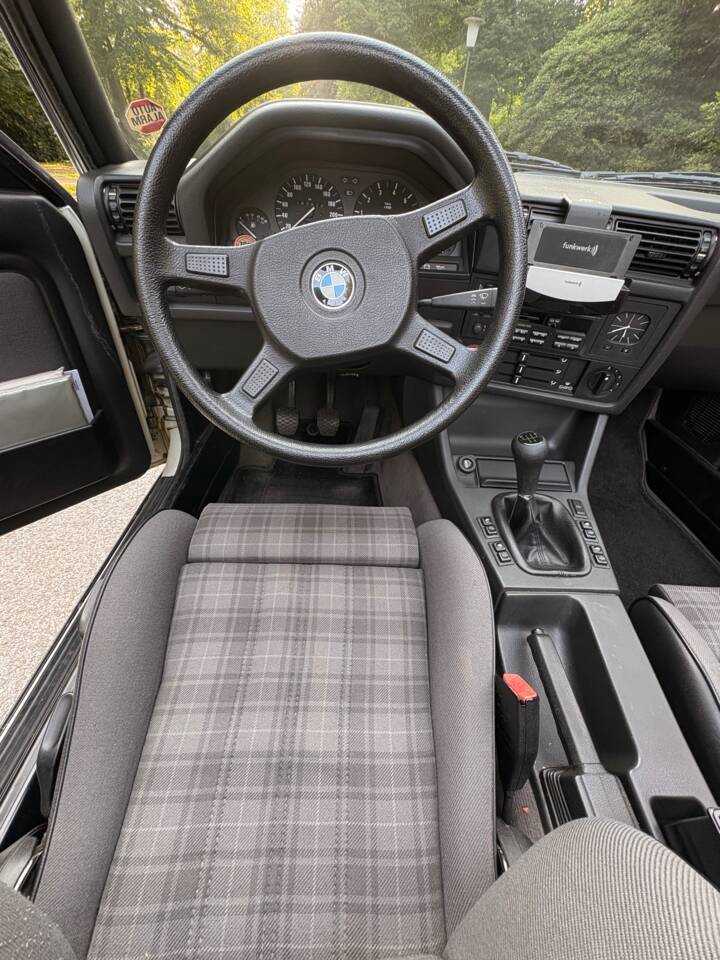 Immagine 37/75 di BMW 320i (1988)