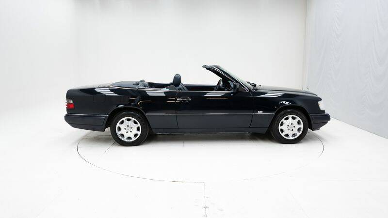 Image 9/15 of Mercedes-Benz E 200 (1995)
