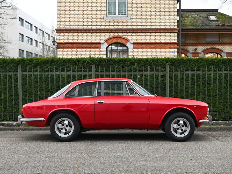 Image 3/36 of Alfa Romeo 2000 GT Veloce (1972)