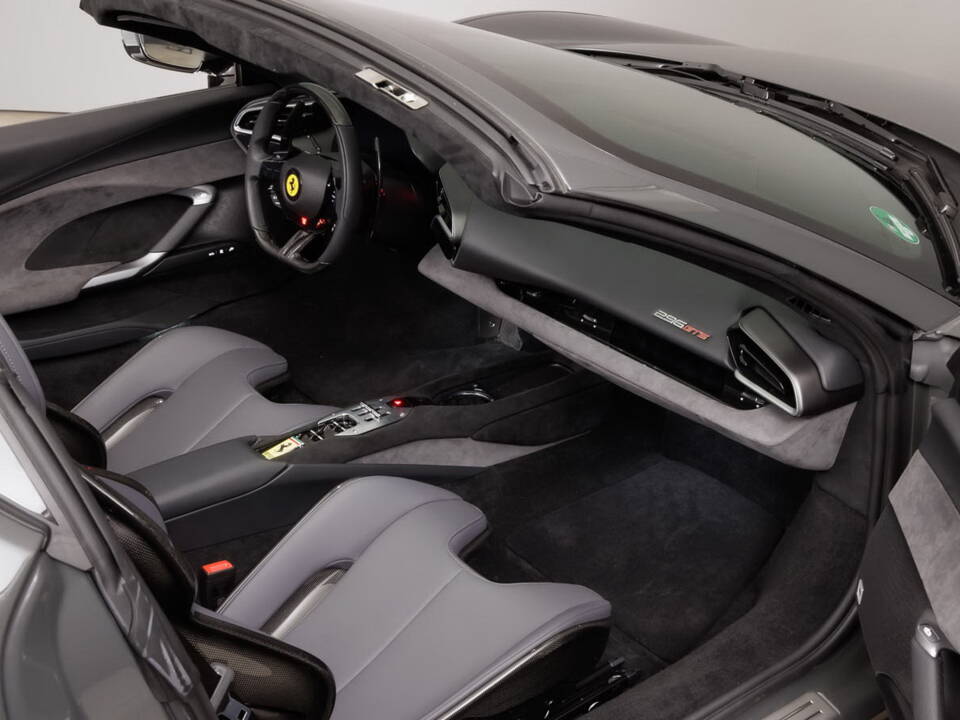 Image 15/42 de Ferrari 296 GTS (2024)