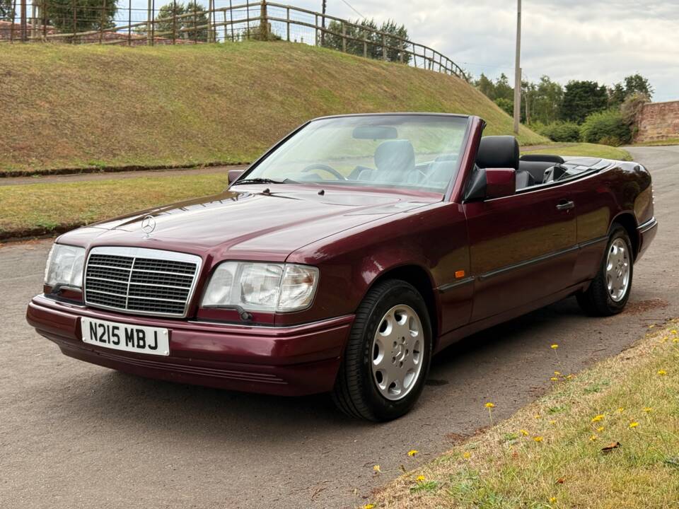 Bild 29/32 von Mercedes-Benz E 220 (1996)