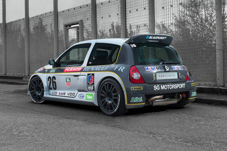 Image 6/21 of Renault Clio II V6 (2002)
