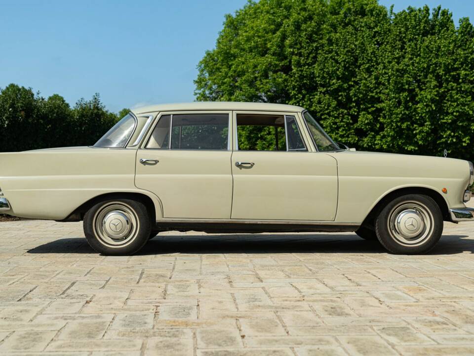Bild 4/50 von Mercedes-Benz 200 (1966)