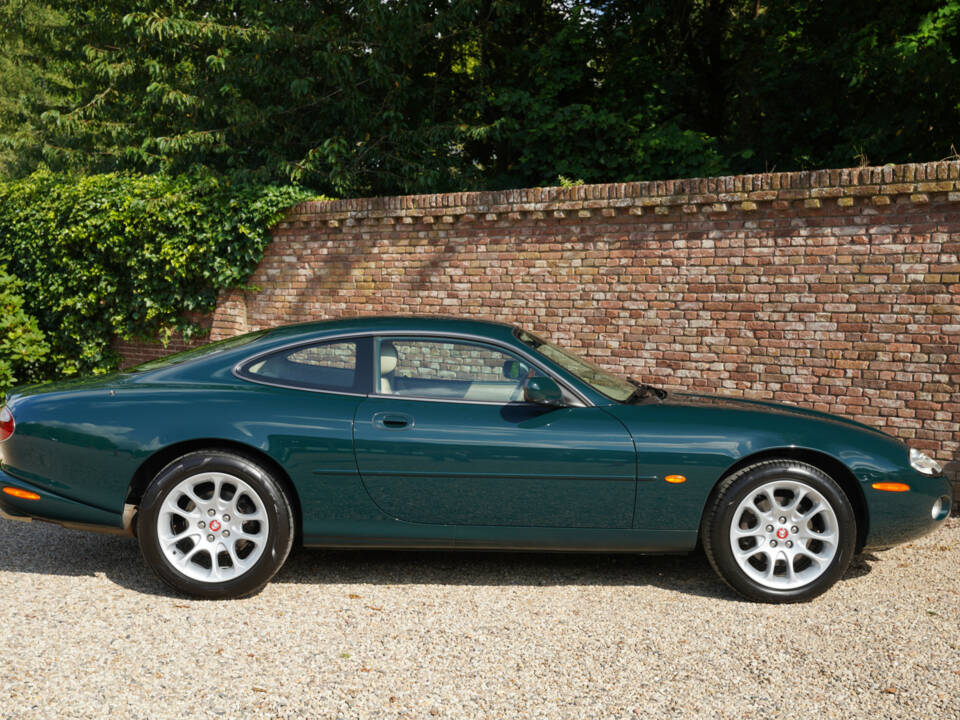 Image 7/50 of Jaguar XKR (2001)