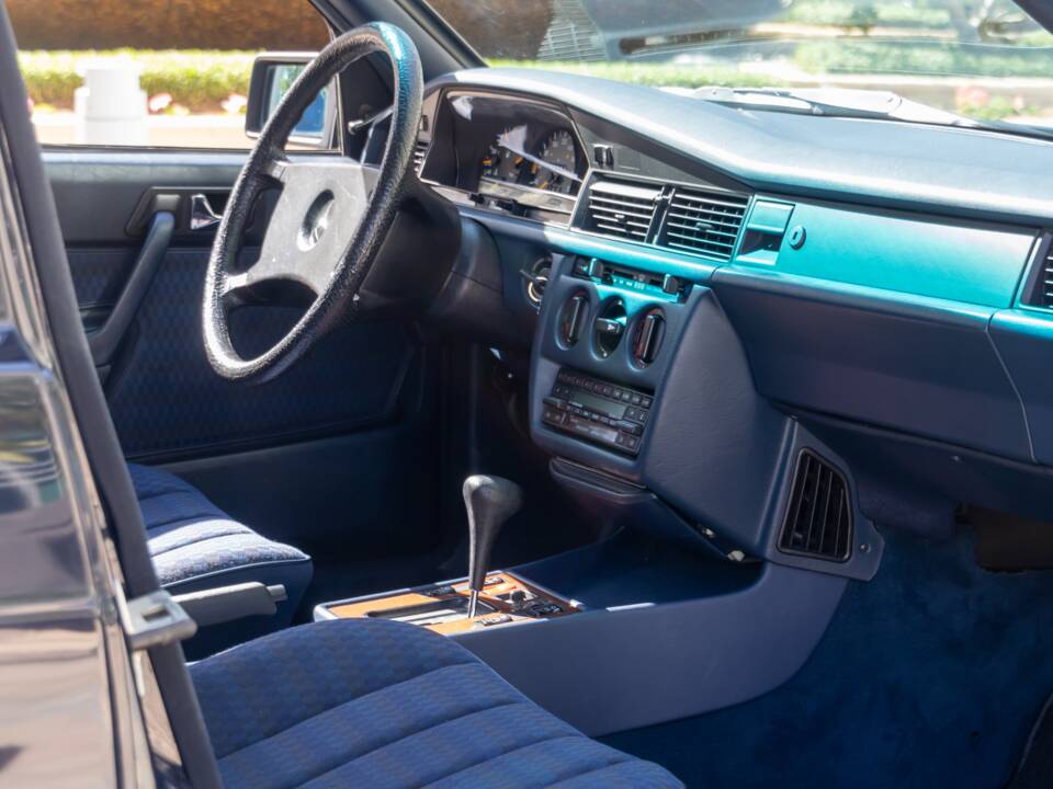 Bild 11/69 von Mercedes-Benz 190 E (1988)