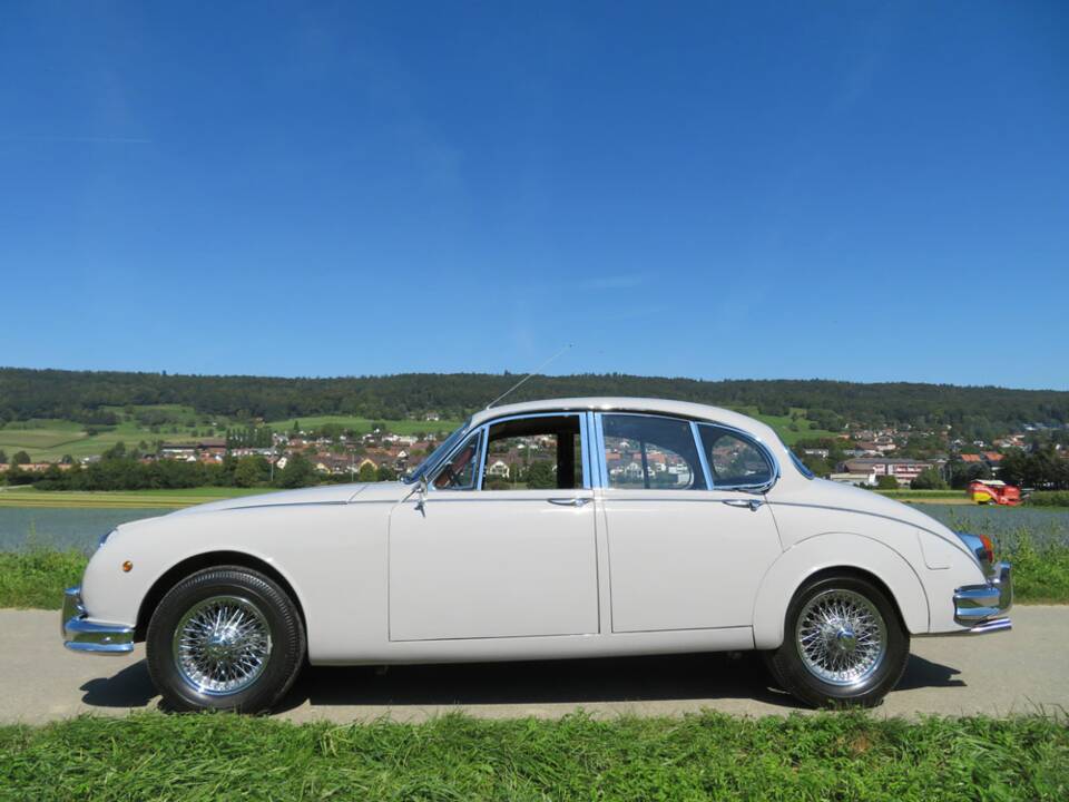 Image 3/25 of Jaguar Mk II 3.4 (1965)