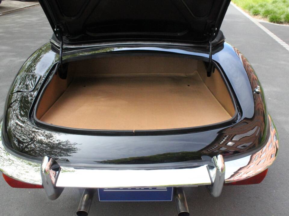Image 14/24 of Jaguar E-Type (1970)