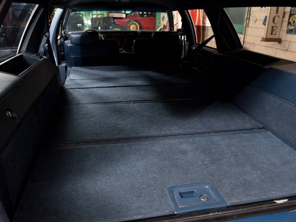 Image 18/21 of Oldsmobile Custom Cruiser (1989)