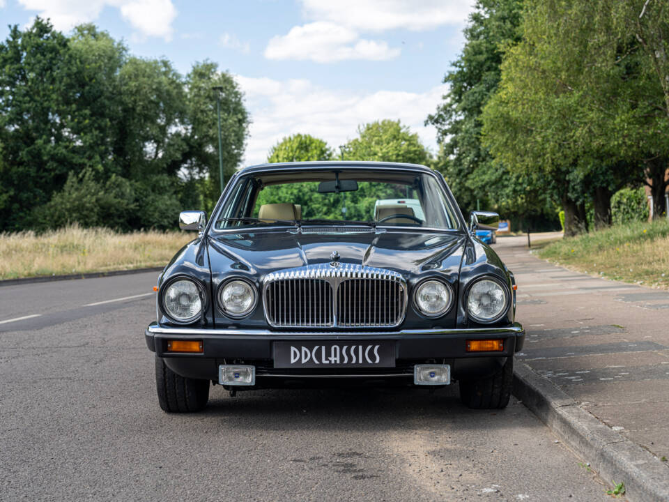 Image 5/23 of Daimler Double Six (1992)