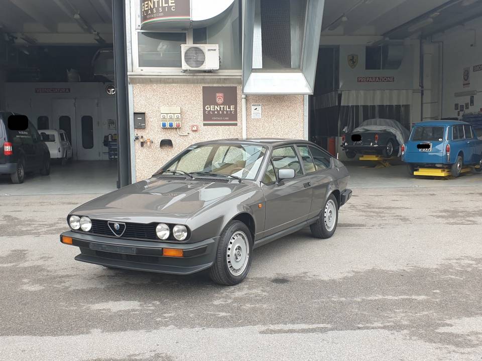 Image 1/30 de Alfa Romeo GTV 6 2.5 (1981)