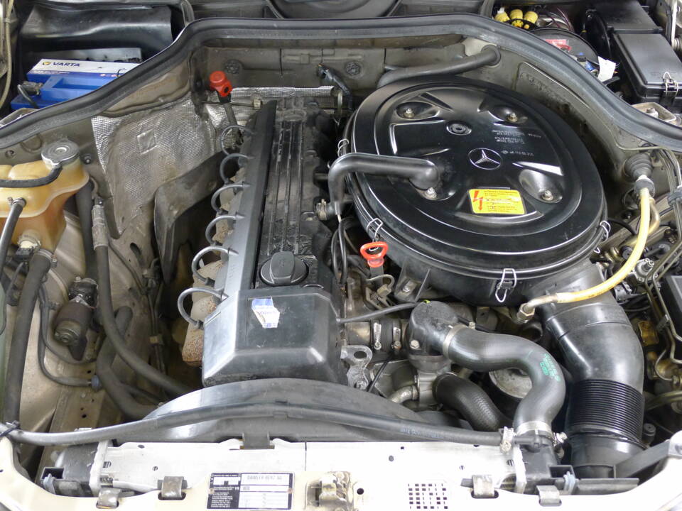 Image 10/33 of Mercedes-Benz 300 CE (1988)