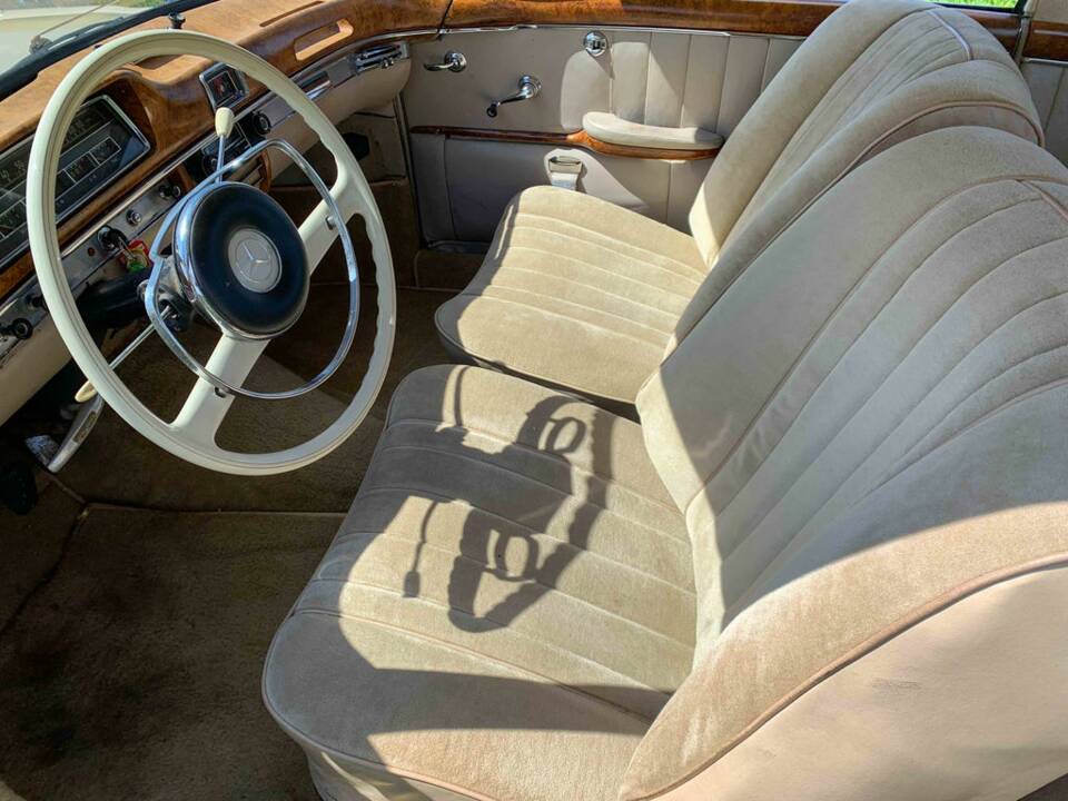 Image 2/8 of Mercedes-Benz 220 SE (1960)