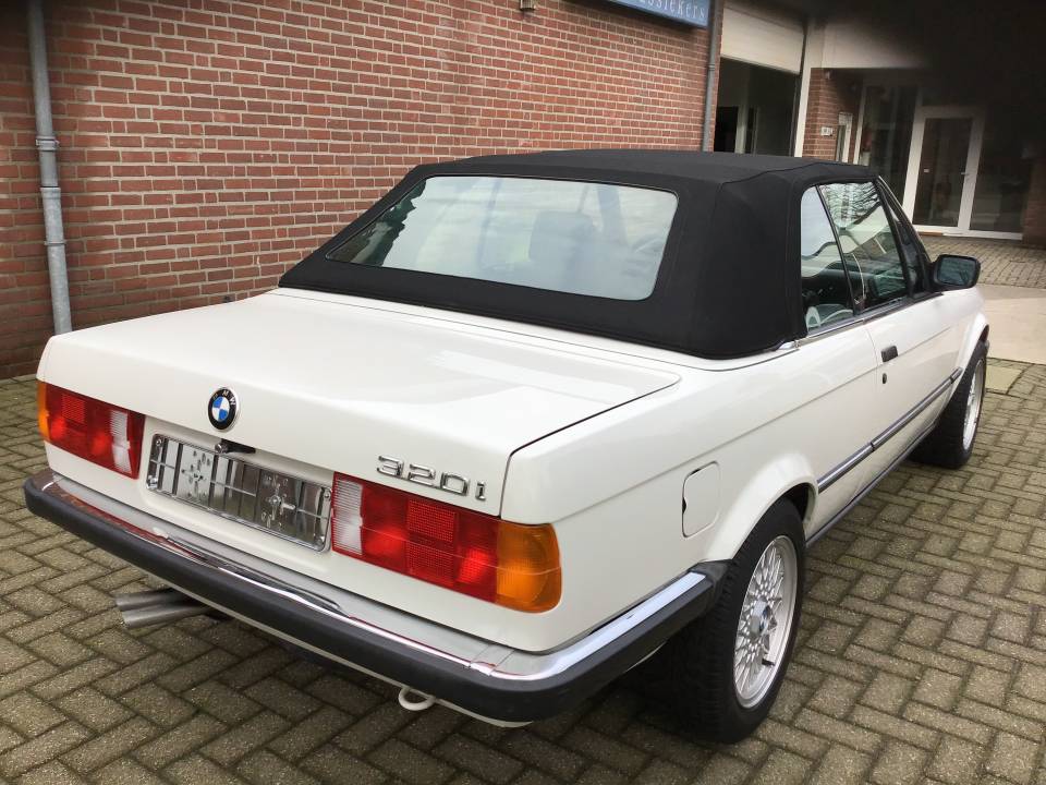 Afbeelding 3/20 van BMW 320i (1992)