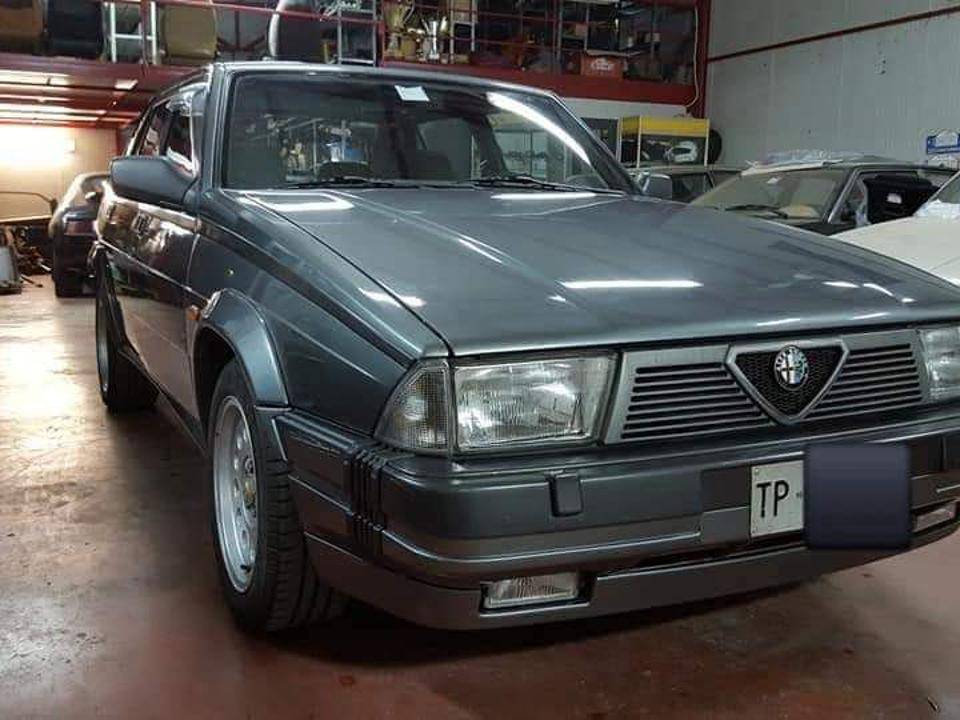 Image 2/10 de Alfa Romeo 75 3.0 V6 (1991)
