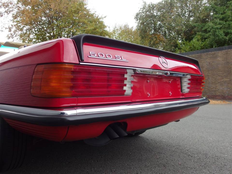 Image 14/84 of Mercedes-Benz 500 SL (1984)