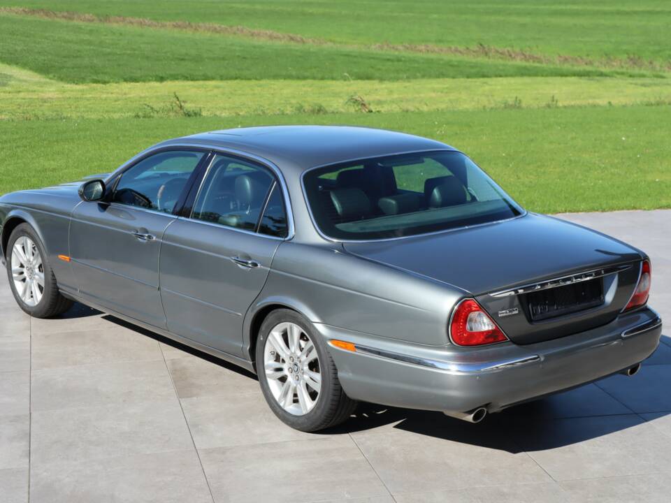 Image 18/50 of Jaguar XJ 8 4.2 (2004)