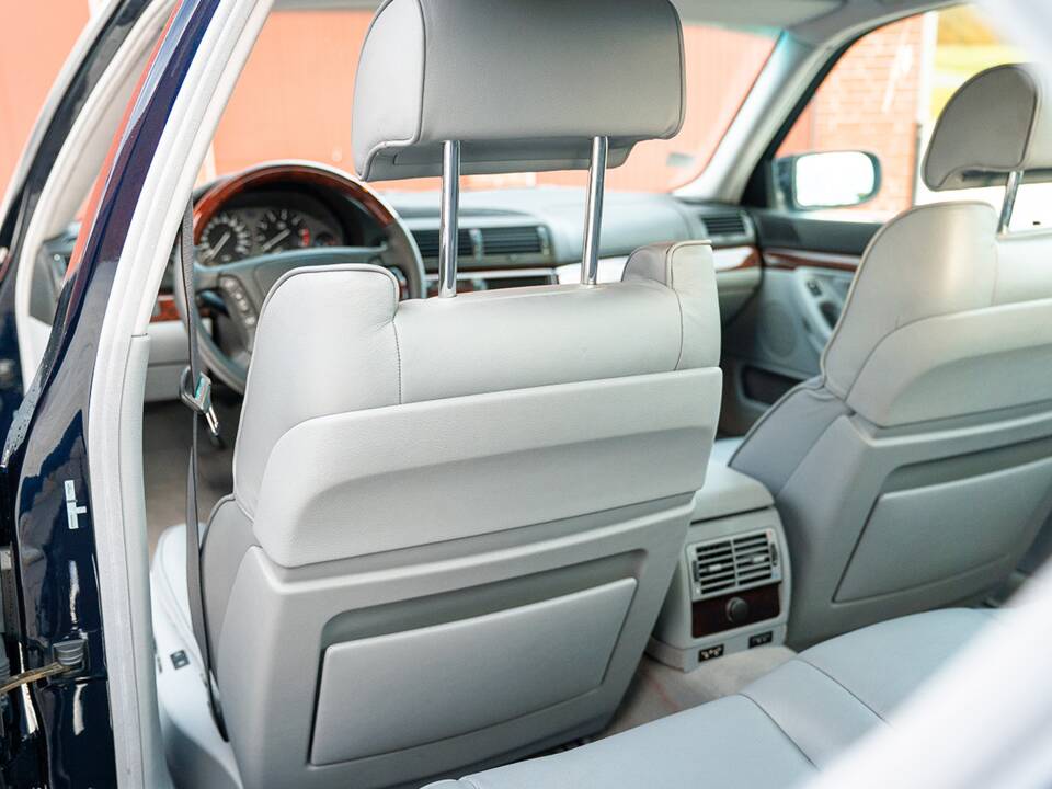 Image 27/55 of BMW 740i (1997)