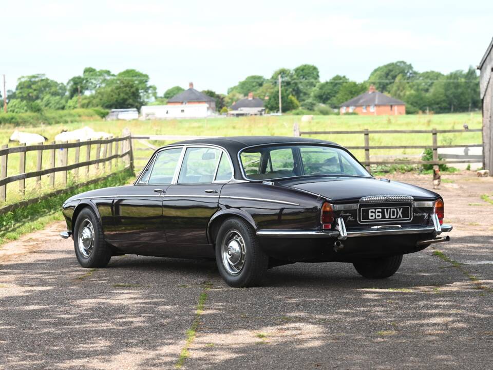 Afbeelding 3/21 van Daimler Double Six Vanden Plas (1973)