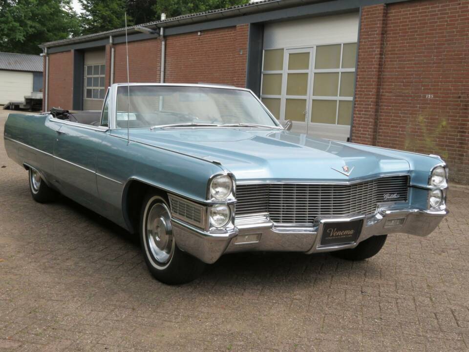 Image 3/18 of Cadillac DeVille Convertible (1965)