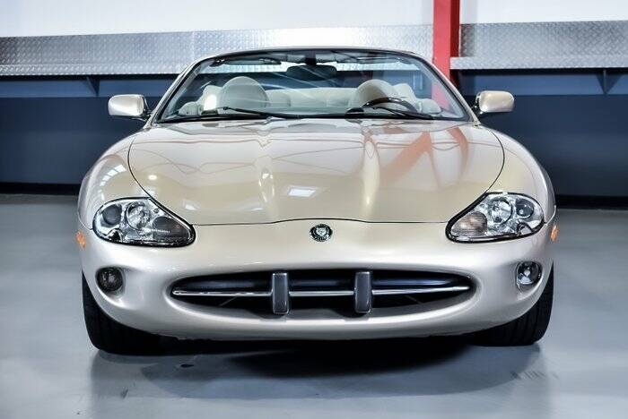 Image 3/7 of Jaguar XK8 4.0 (2000)