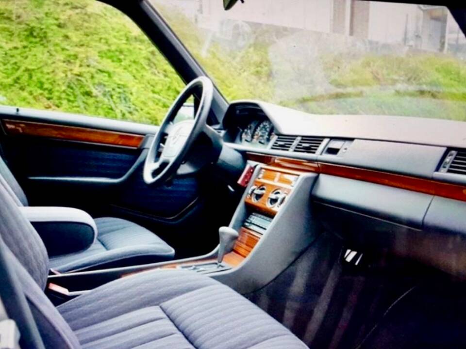 Immagine 7/19 di Mercedes-Benz E 200 (1993)