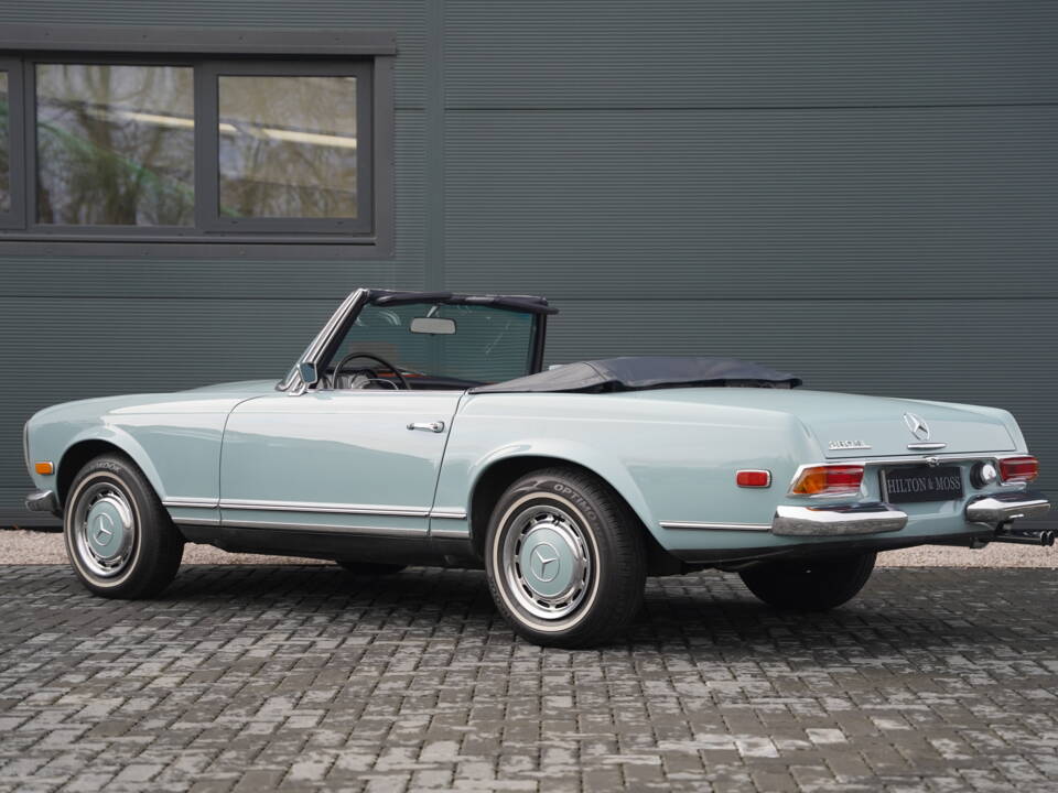 Immagine 2/50 di Mercedes-Benz 280 SL (1968)