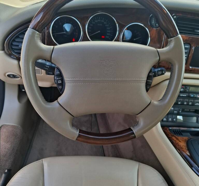 Image 9/23 of Jaguar XK8 4.2 (2005)