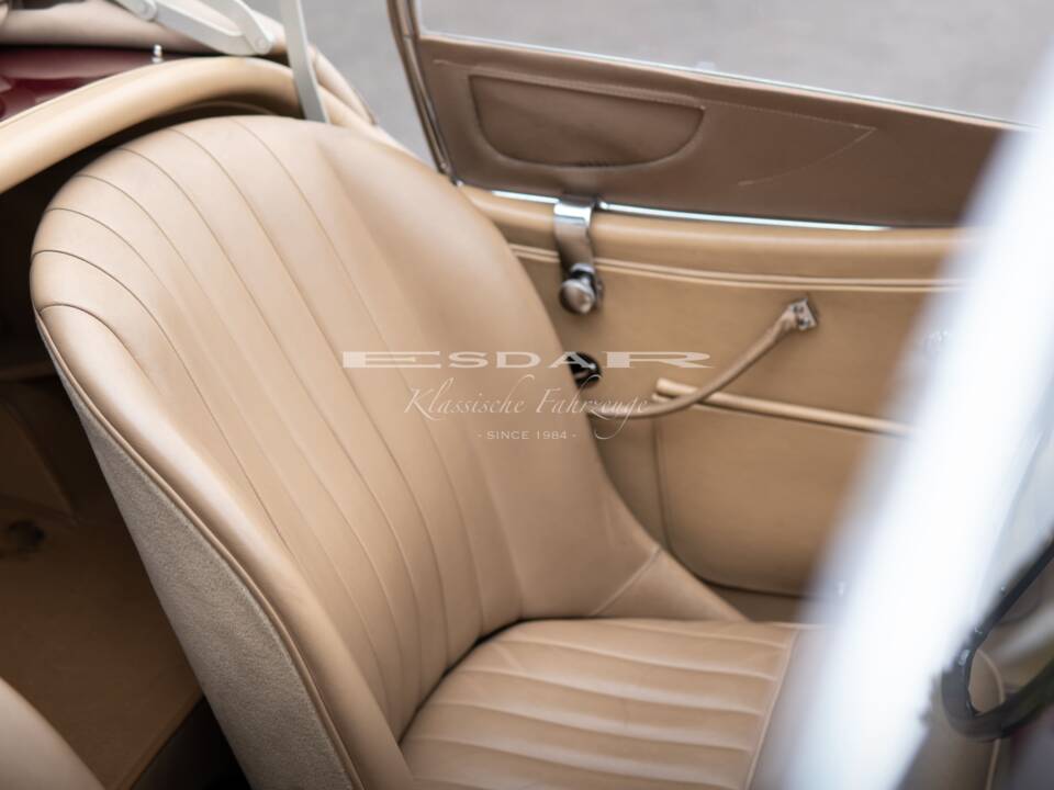 Image 23/32 de Jaguar XK 140 OTS (1955)