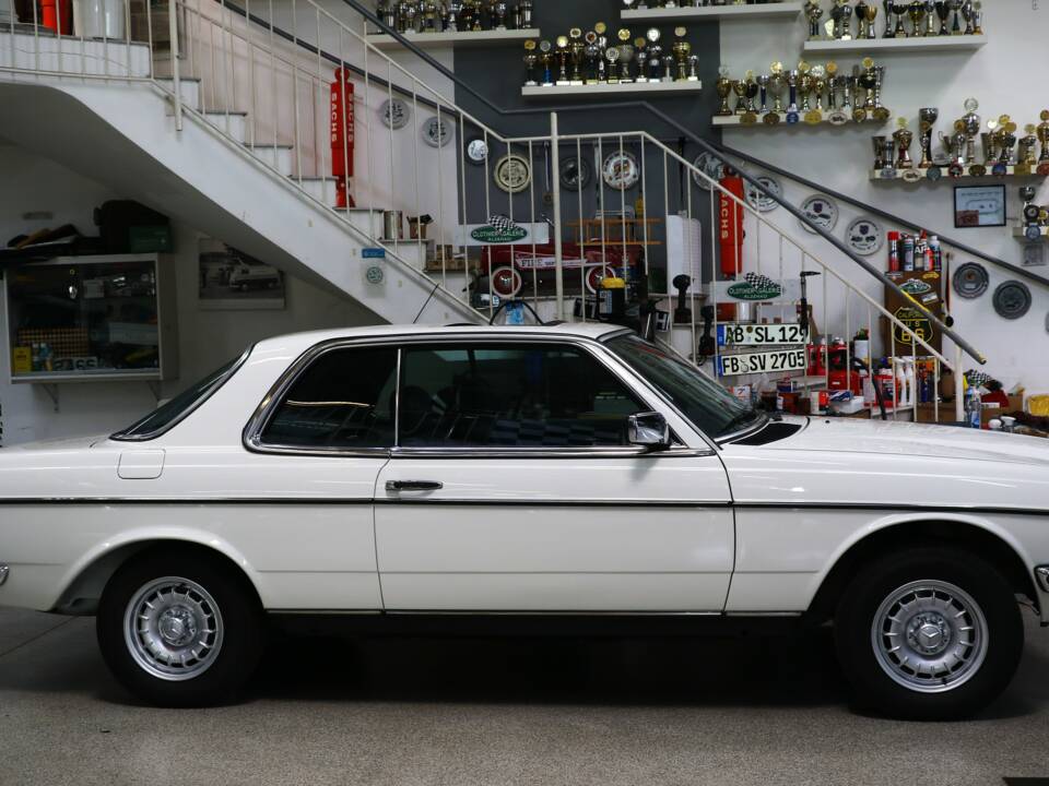 Bild 23/38 von Mercedes-Benz 230 CE (1984)