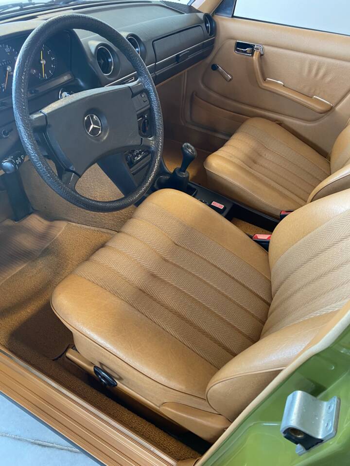 Immagine 18/91 di Mercedes-Benz 240 D (1981)