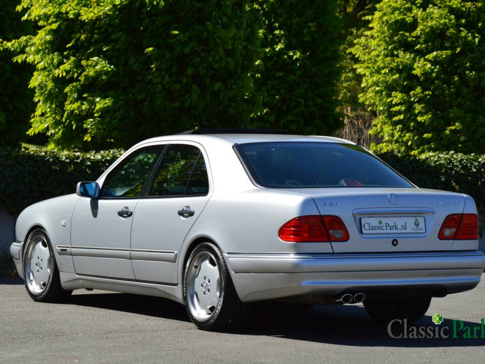 Image 3/50 de Mercedes-Benz E 50 AMG (1996)
