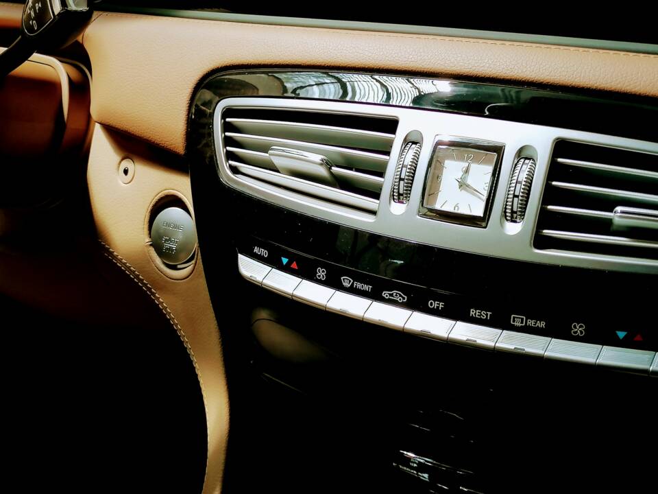 Image 13/26 of Mercedes-Benz CL 500 (2008)