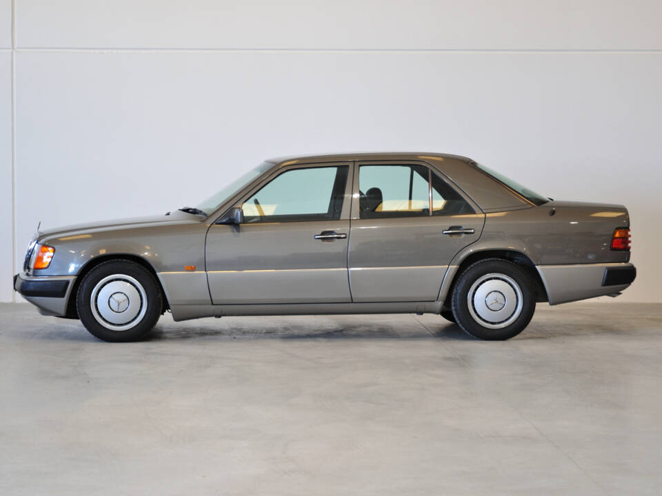 Image 6/25 of Mercedes-Benz 200 E (1992)